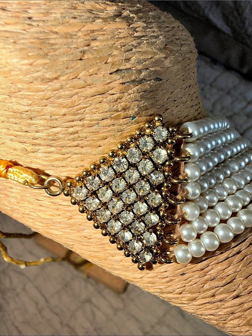 Layered Pearl Statement Necklace in White & Gold Like New - Picture 14 of 15